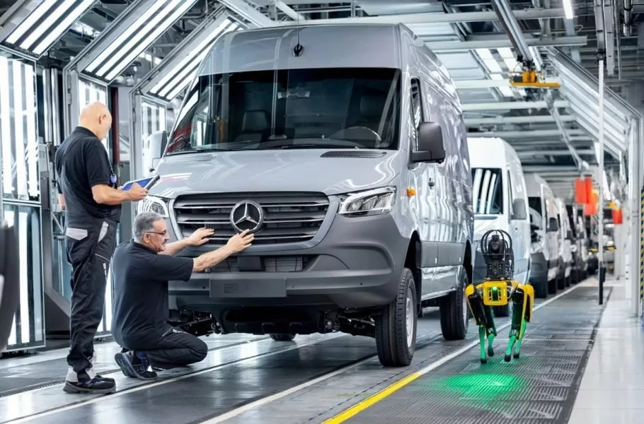 با جدیدترین کارمند مرسدس آشنا شوید: سگ رباتیک بوستون داینامیکس