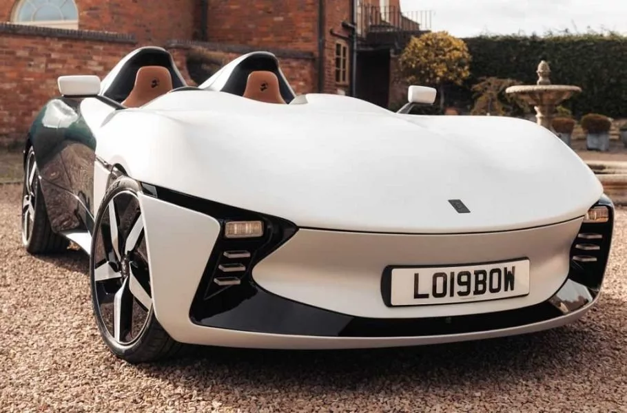 لانگ‌بو اسپیدستر به عنوان جانشین معنوی جگوار E-Type برقی معرفی شد