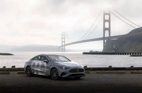 مرسدس بنز رانندگی بدون دست در شهر را با چند شرط ممکن می‌کند | صحت بخش