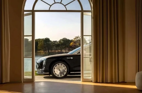 سدان لوکس ماکسترو S800 با پیشرانه‌ قوی‌تر و سه موتور الکتریکی به‌روزرسانی شد