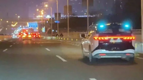 نقص فنی تاکسی‌های خودران بایدو در چین؛ مسافران ساعت‌ها در جاده سرگردان ماندند